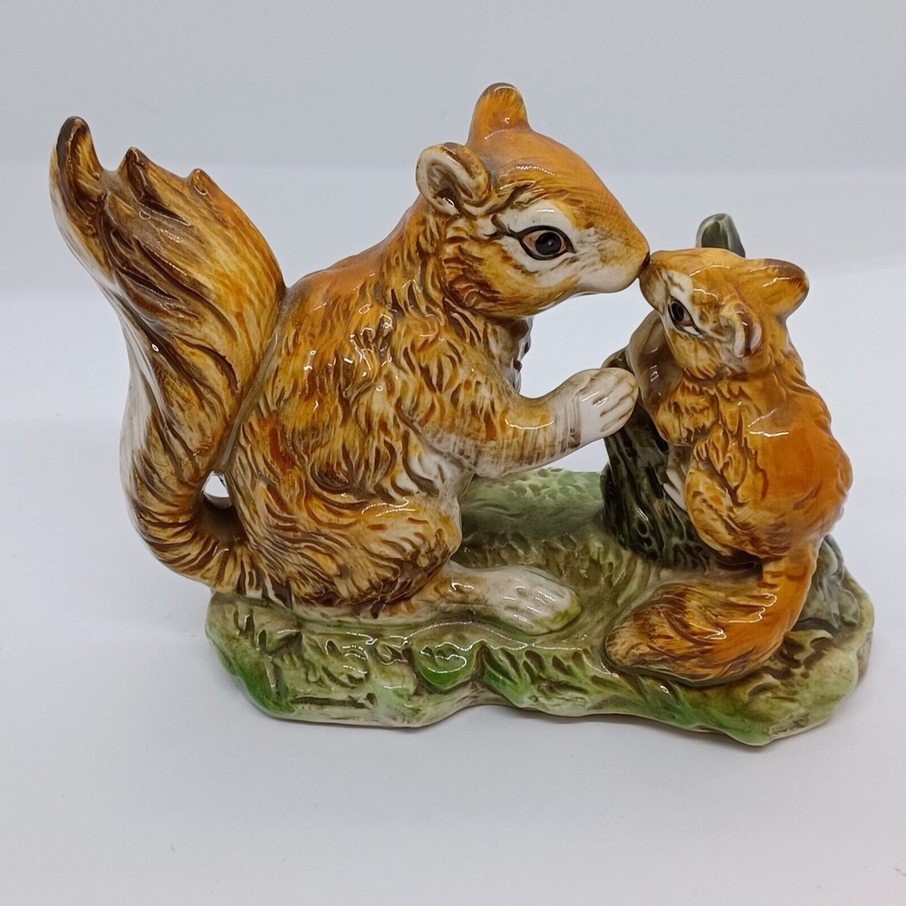 Vtg Squirrels Nut Brown Figurine Mom Baby Wood Stump 5" Wide 4.5" Tall RARE